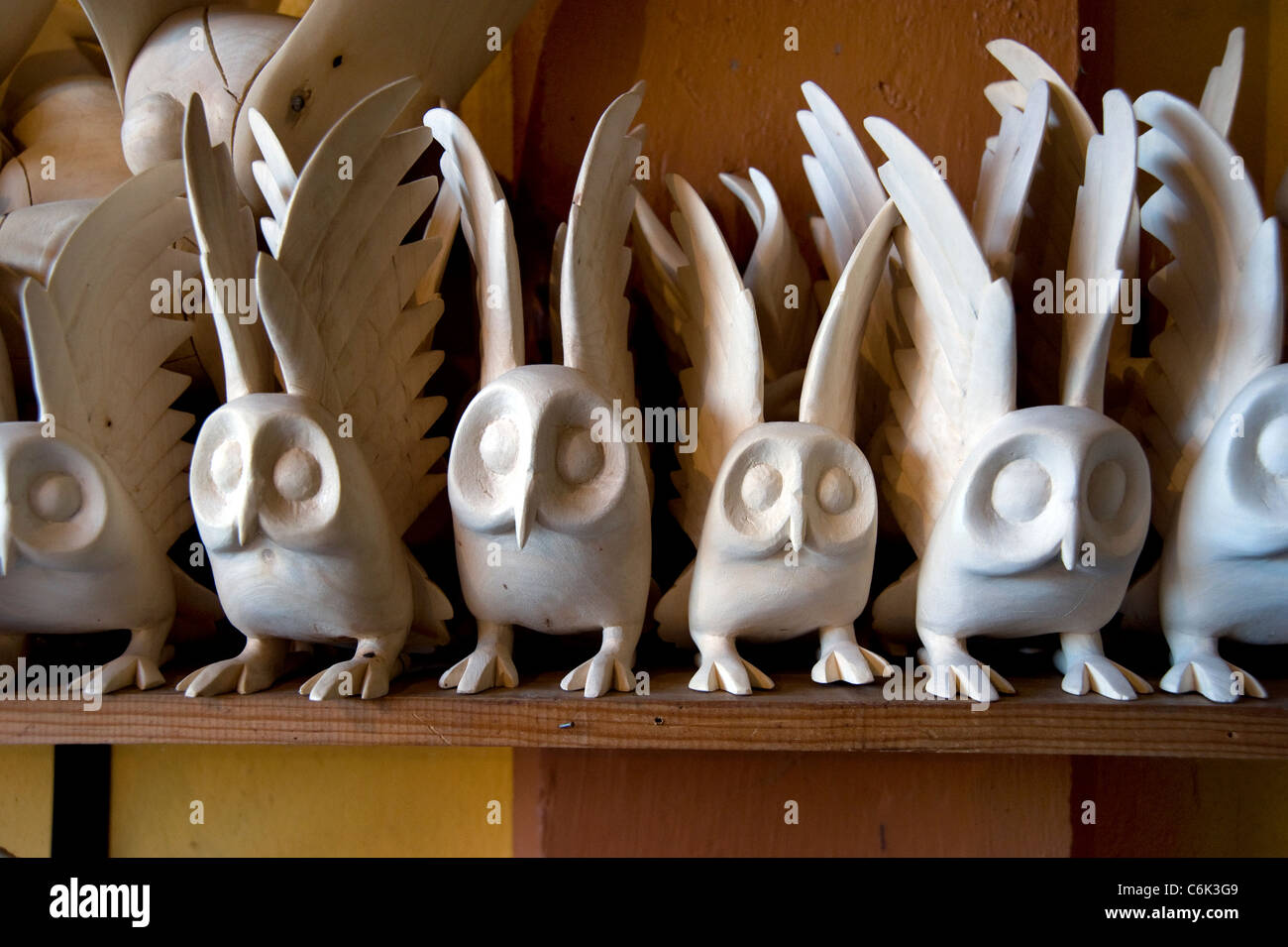 Hibou en bois sculpté peint à chiffres atelier à Oaxaca, Mexique Banque D'Images