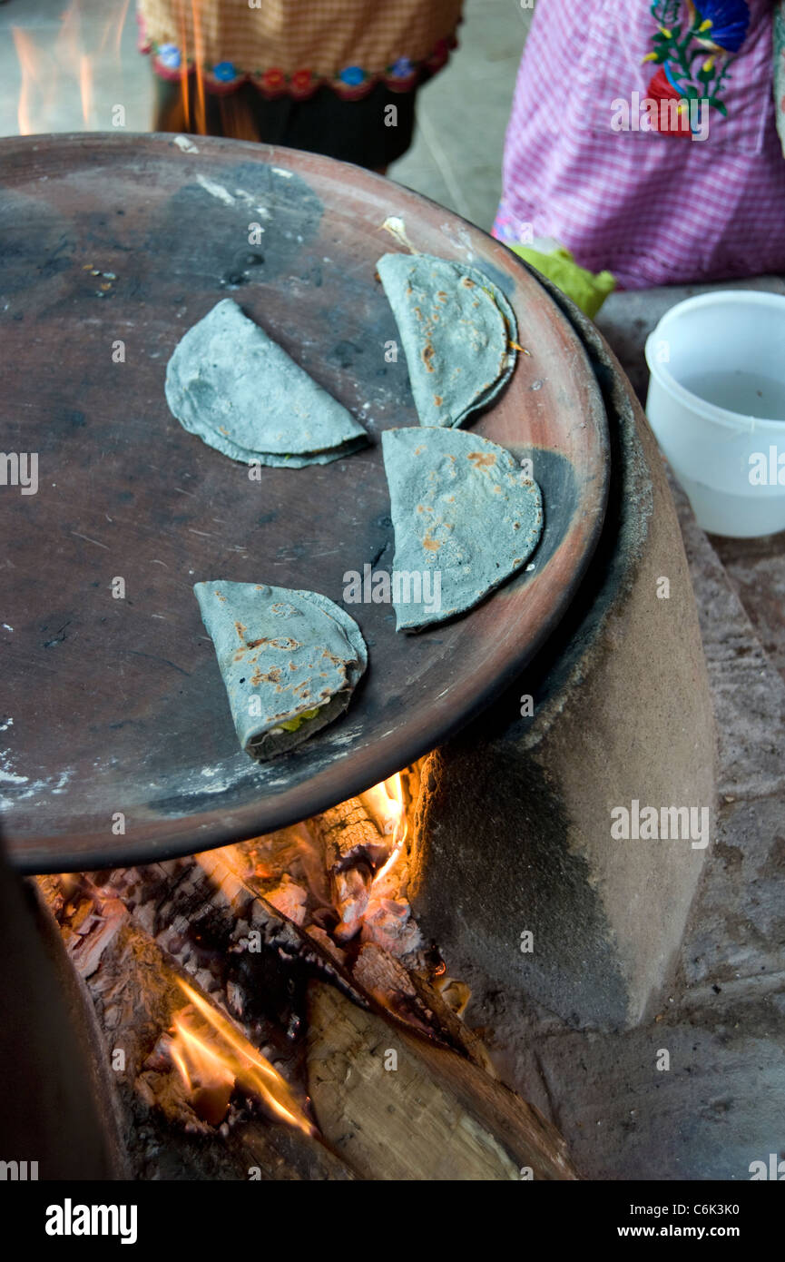 Tortilla de maïs bleu sur un feu de cuisson Banque D'Images