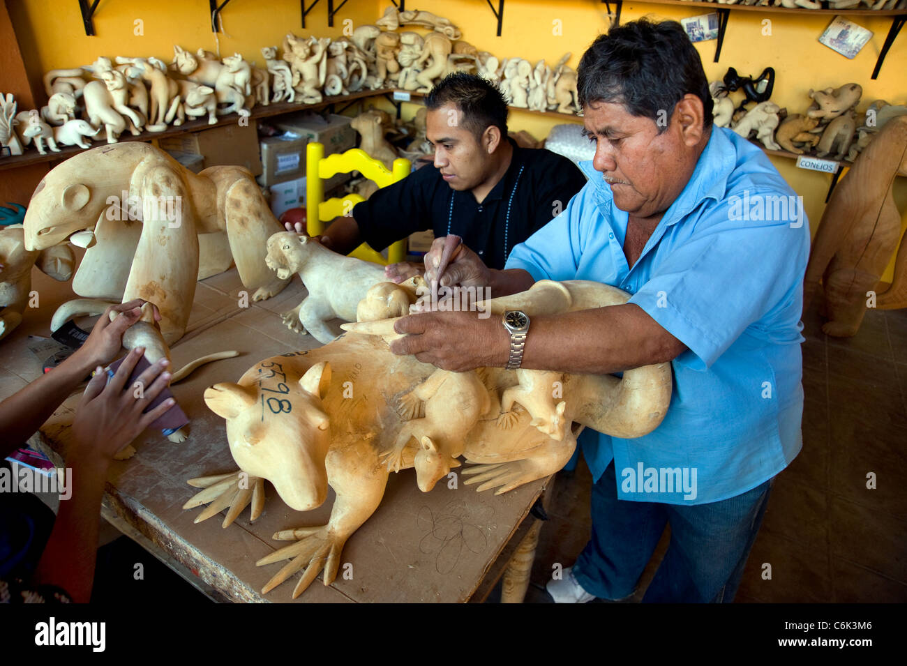 Sculpture artisan figures en bois en atelier à Oaxaca, Mexique Banque D'Images