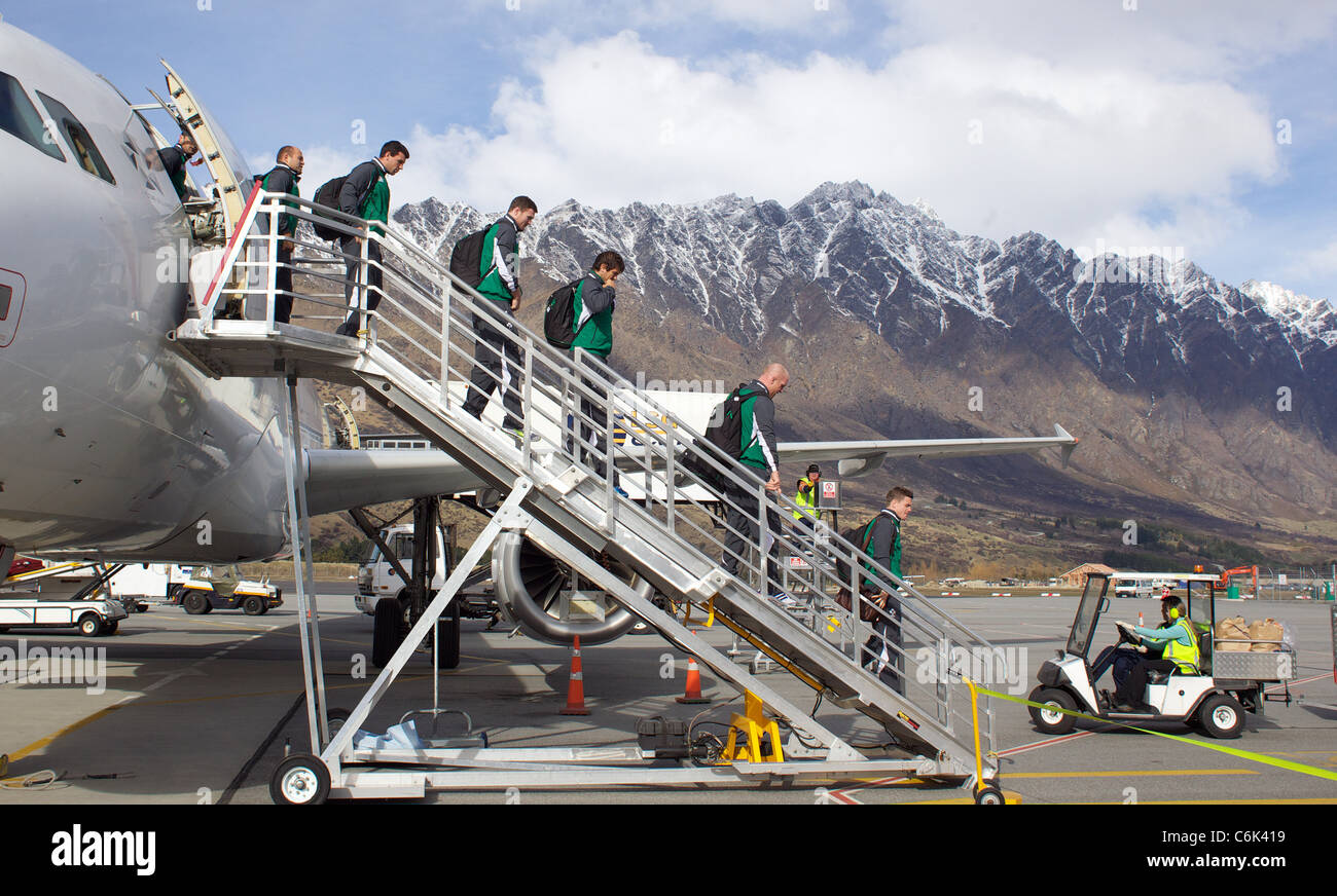 Brian O'Driscoll dirige l'équipe irlandaise de l'avion, comme l'équipe de Rugby irlandais arrivent à l'aéroport de Queenstown avec les Remarkables mo Banque D'Images