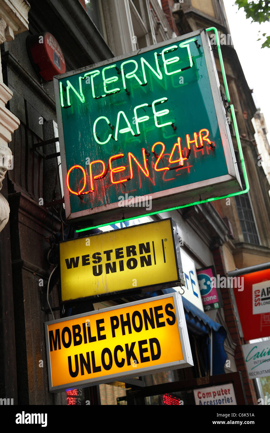 Un Internet café à Londres, Angleterre, Royaume-Uni Banque D'Images