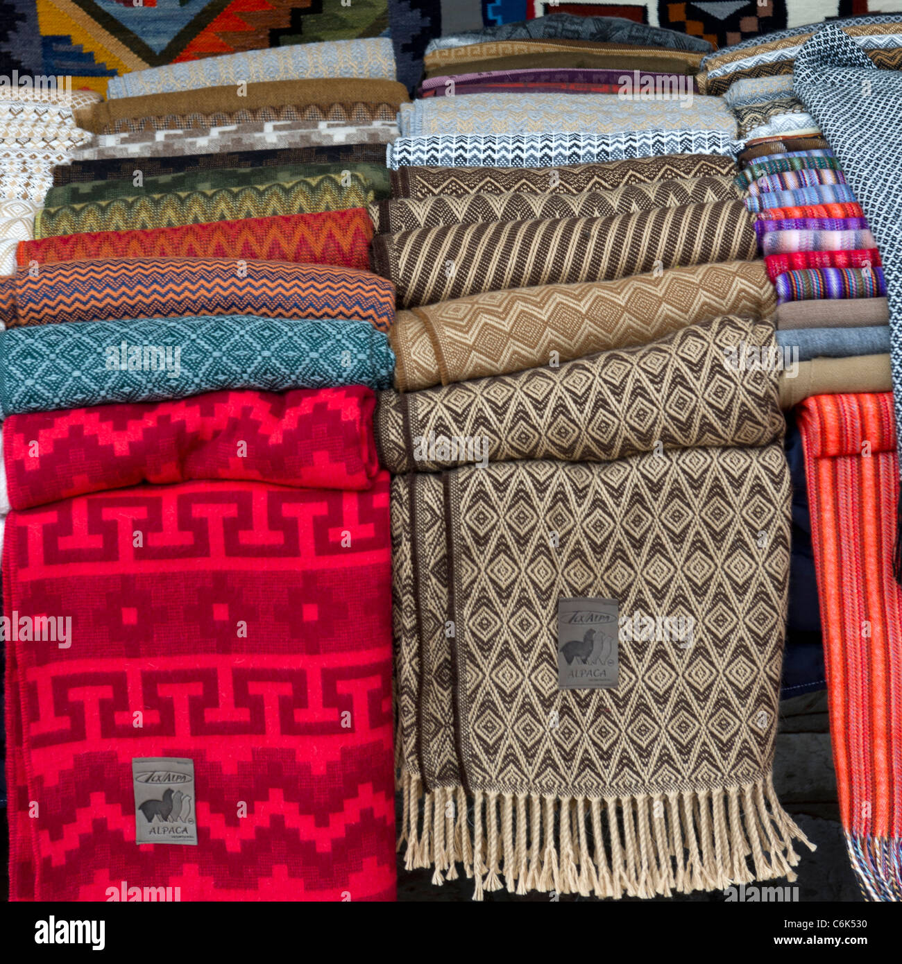 Des couvertures pour la vente à un décrochage du marché de Pisac, la Vallée Sacrée, région de Cuzco, Pérou Banque D'Images