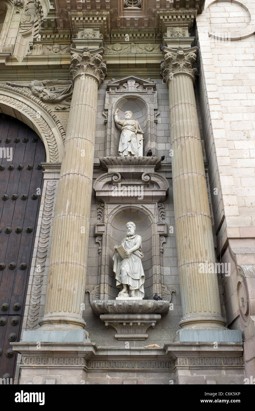 Low angle view of Cathédrale de Lima, la Plaza Mayor, centre historique de Lima, Lima, Pérou Banque D'Images