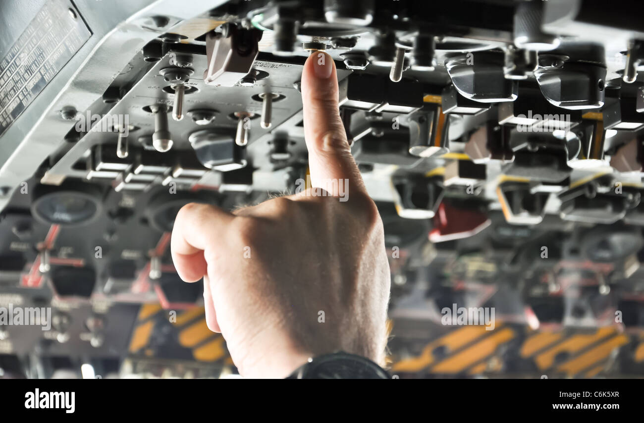 Fabricants d'un pilote à presser des boutons du poste de pilotage d'un aéronef Banque D'Images