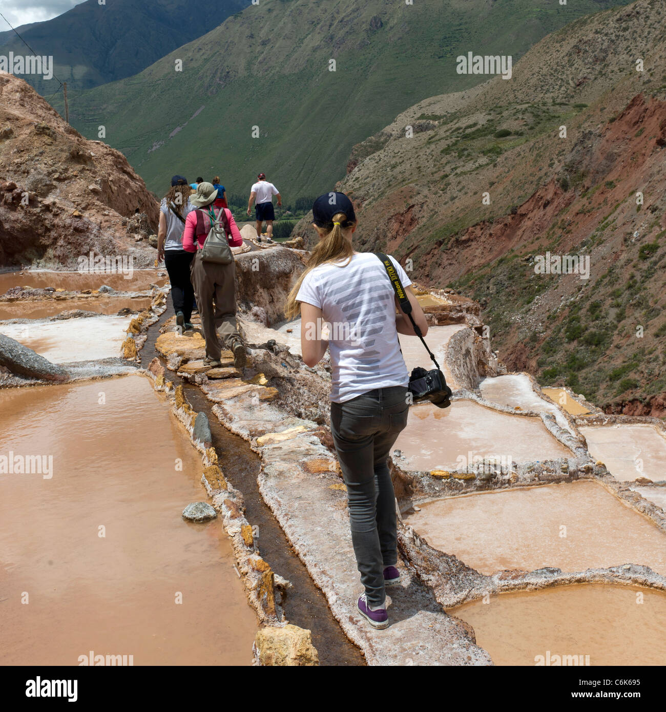 Les touristes à une mine de sel, Maras, Salinas, Vallée Sacrée, région de Cuzco, Pérou Banque D'Images