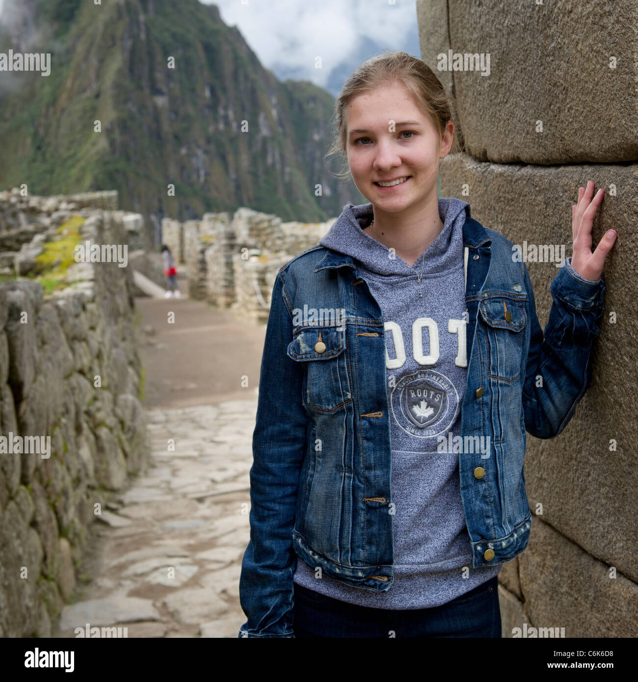 Adolescente à la ville perdue des incas, Machu picchu, Cusco, Pérou région Banque D'Images