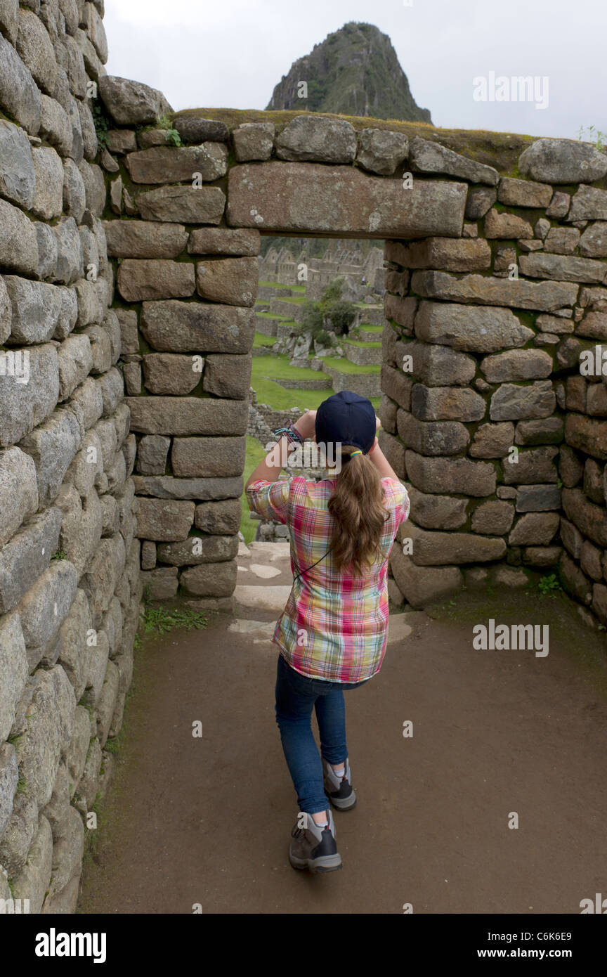 Girl photographing à la ville perdue des incas, Machu picchu, Cusco, Pérou région Banque D'Images