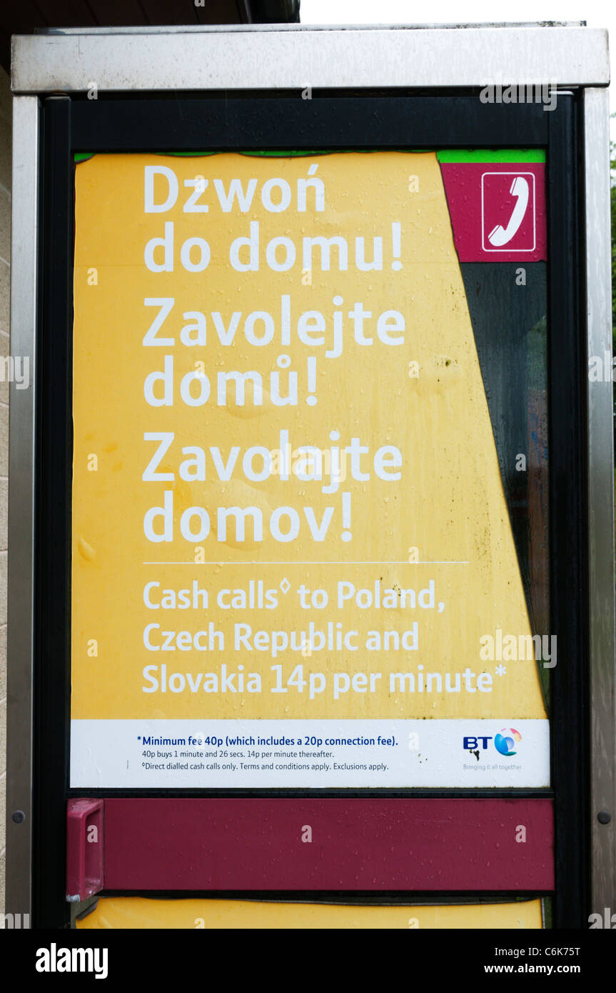 Une affiche dans une cabine téléphonique 'publicité appels téléphoniques vers l'Europe de l'Est. Banque D'Images