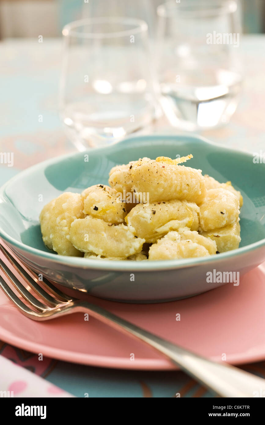 Gnocchi à la ricotta et le zeste de citron Banque D'Images