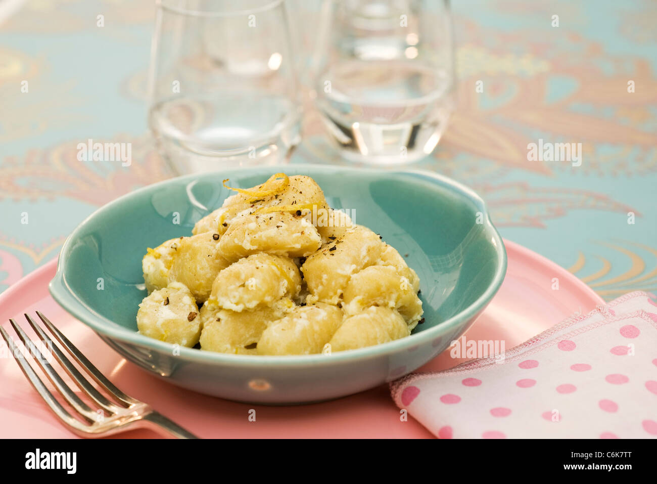 Gnocchi à la ricotta et le zeste de citron Banque D'Images