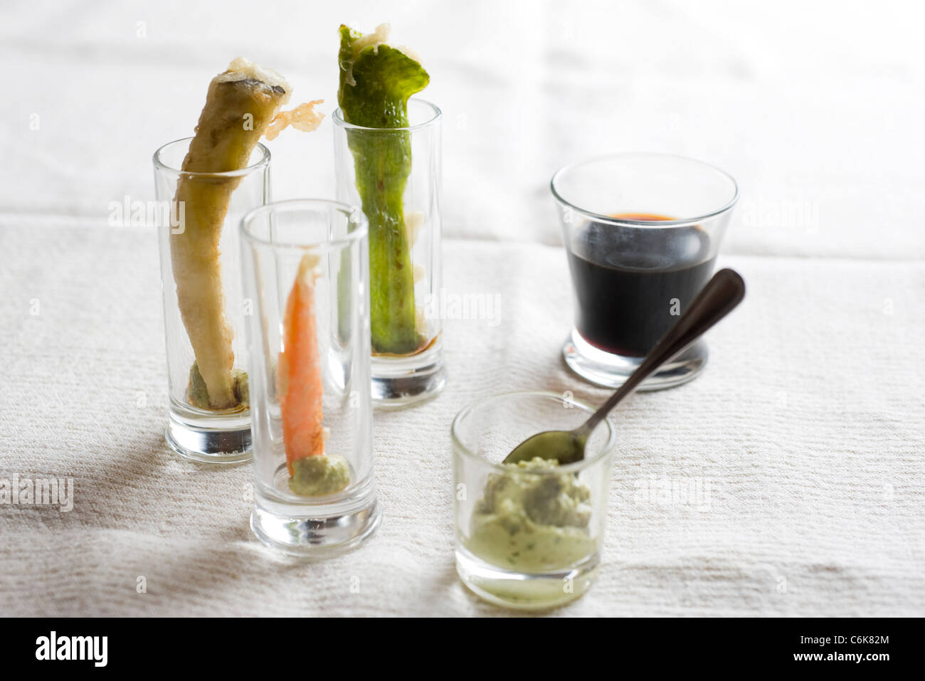 Tempura de légumes servi dans des verres avec le wasabi et la sauce soja Banque D'Images