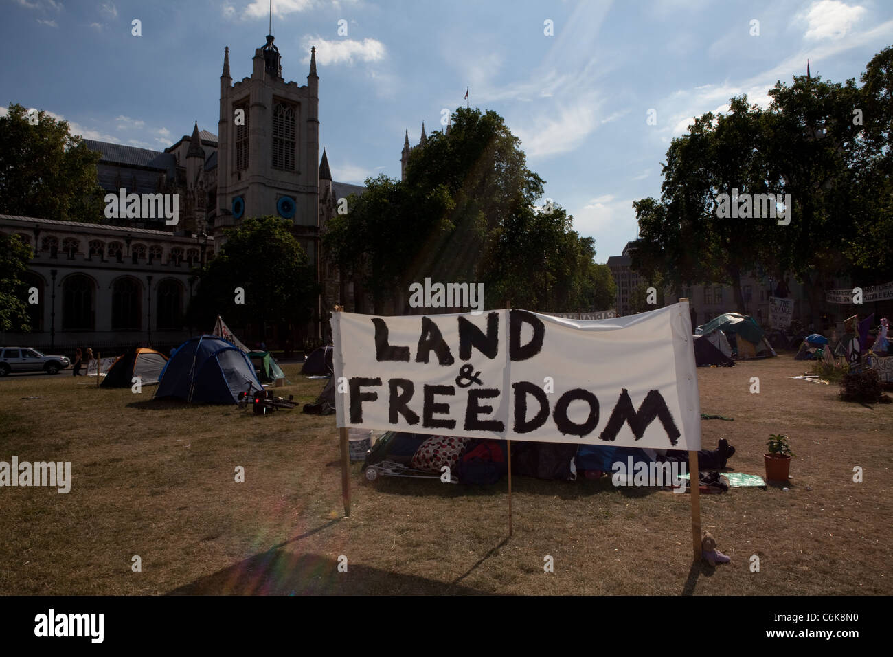 Une bannière à lire 'Terre et Liberté' est vu ici à la démocratie Village camp de paix. Banque D'Images
