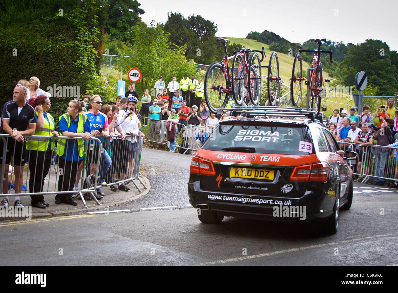 Support voiture de course au pied de Fort Hill, London Surrey classic 2011 cycle l'événement test olympique pour les Jeux Olympiques Banque D'Images