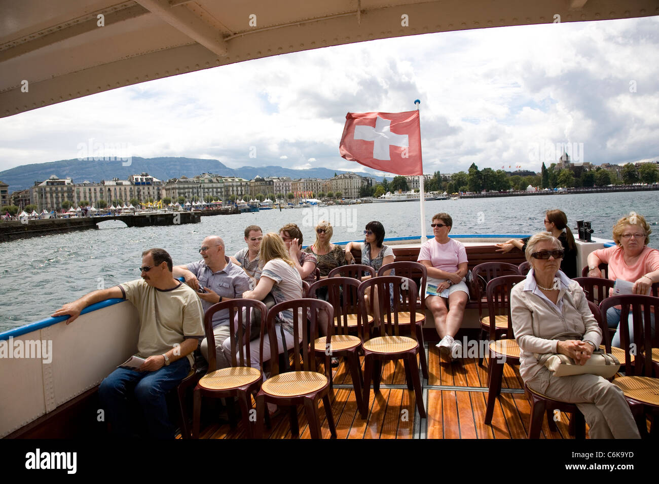 Les gens sur le pont pendant la croisière en bateau sur le Lac Léman Banque D'Images