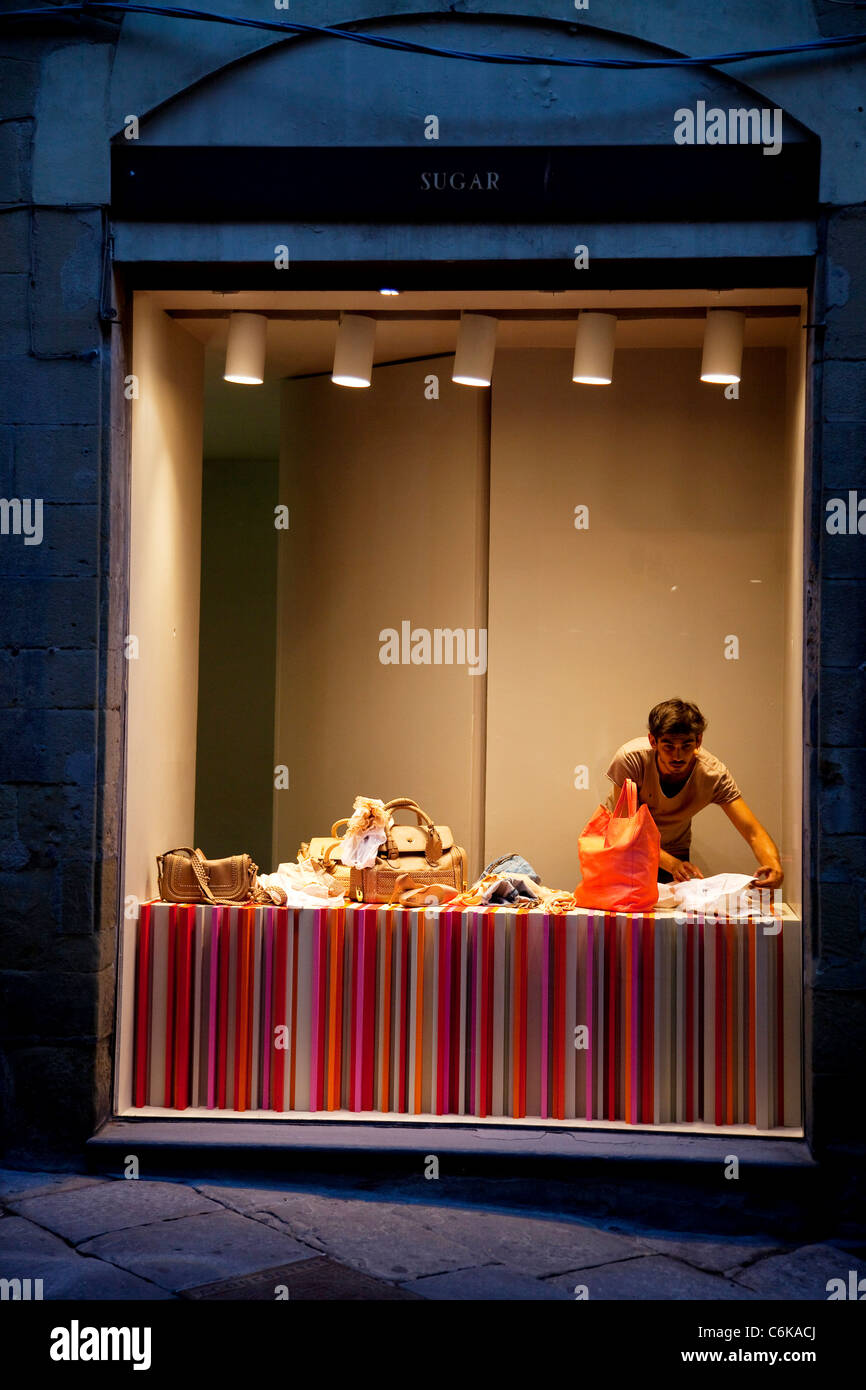Boutique de mode avec des sacs de créateur à Arezzo, Toscane, Italie Photo  Stock - Alamy