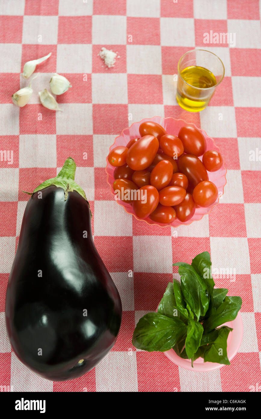 Aubergines poêlées avec des tomates et basilic Banque D'Images