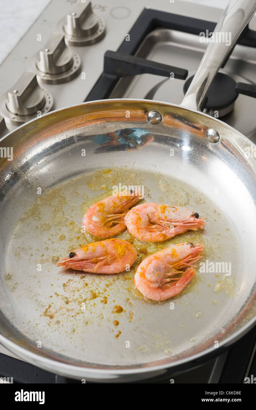 Soupe de noix de coco léger avec des feuilles de cari et de crevettes Banque D'Images