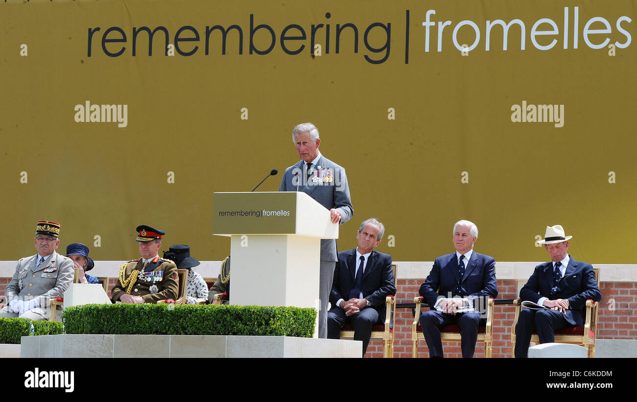 Le Prince Charles, prince de Galles, prononce un discours lors de la cérémonie au cimetière militaire de Fromelles, dans le Nord de la France. Banque D'Images