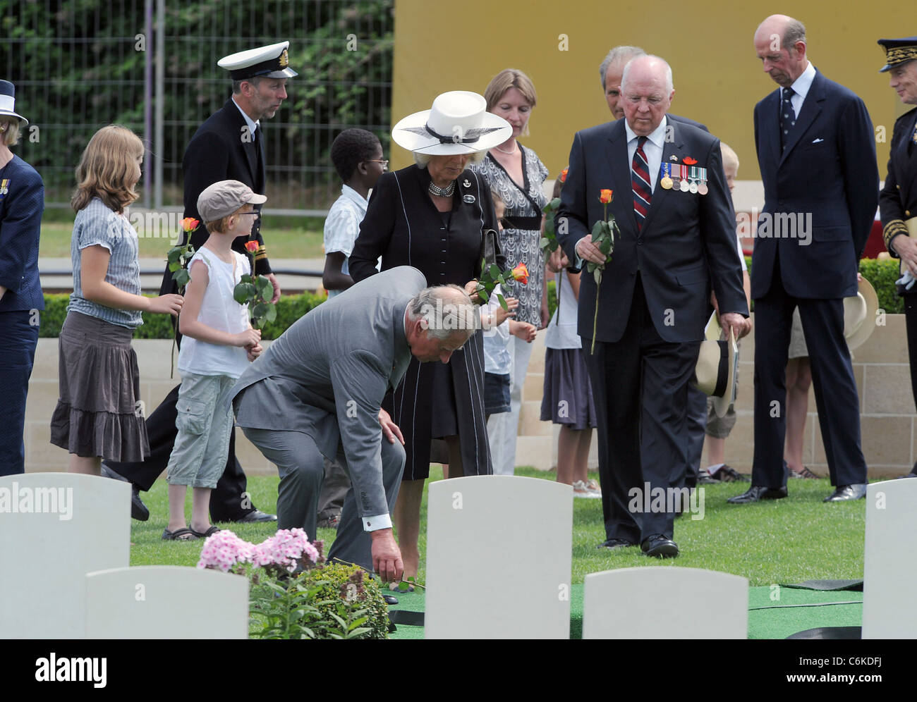 Le Prince Charles, prince de Galles, Camilla, Duchesse de Cornouailles, Michael Bryce et le duc de Kent (R) déposent des fleurs à graves Banque D'Images