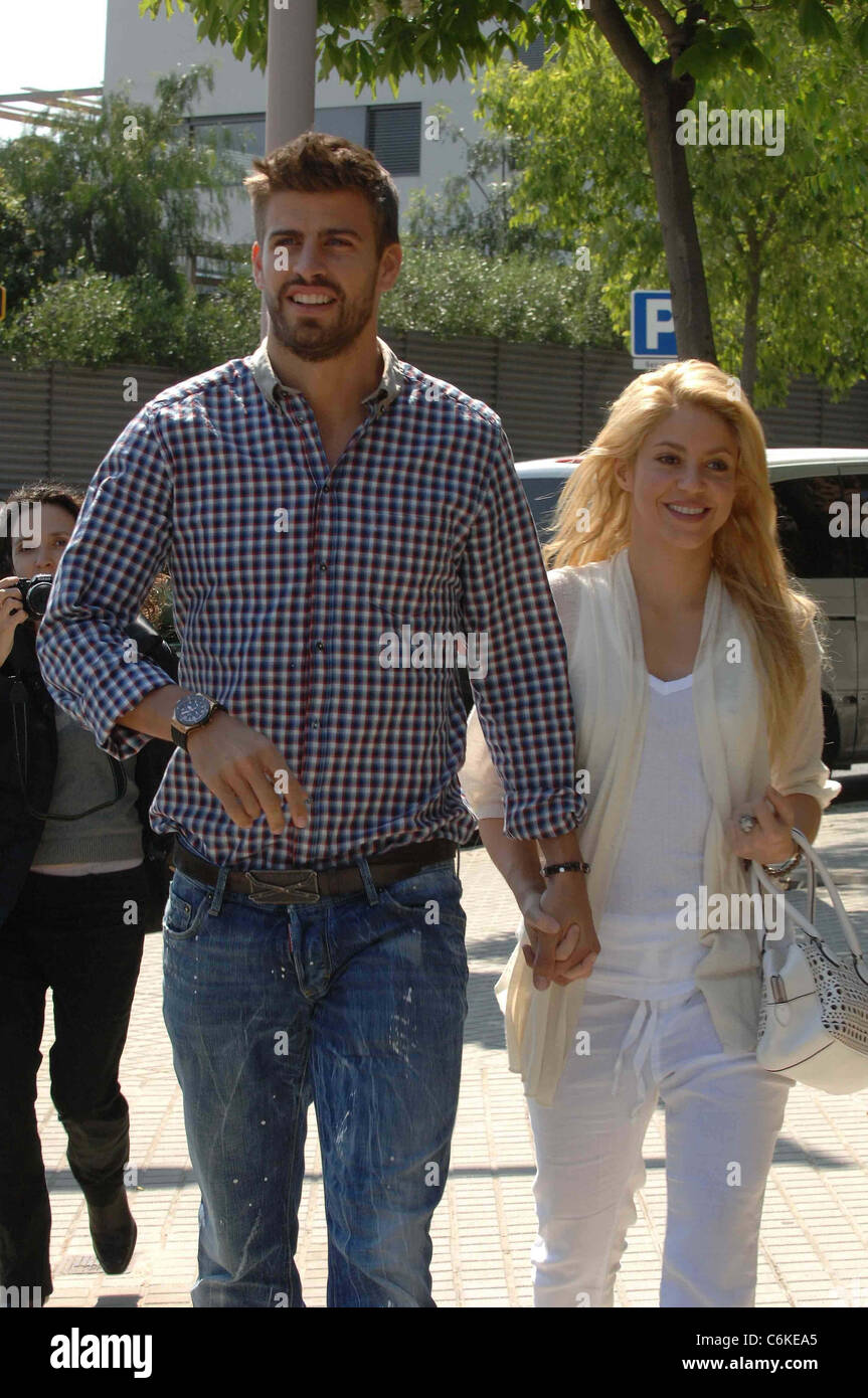 Shakira, Gerard Piqué Shakira a rencontré son petit ami joueur de Barcelone  Gerard Piqué. L'heureux couple embrassé et câliné Photo Stock - Alamy