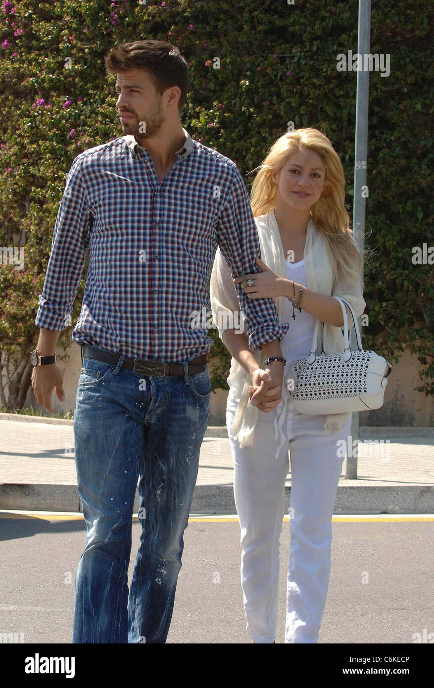 Shakira, Gerard Piqué Shakira a rencontré son petit ami joueur de Barcelone  Gerard Piqué. L'heureux couple embrassé et câliné Photo Stock - Alamy