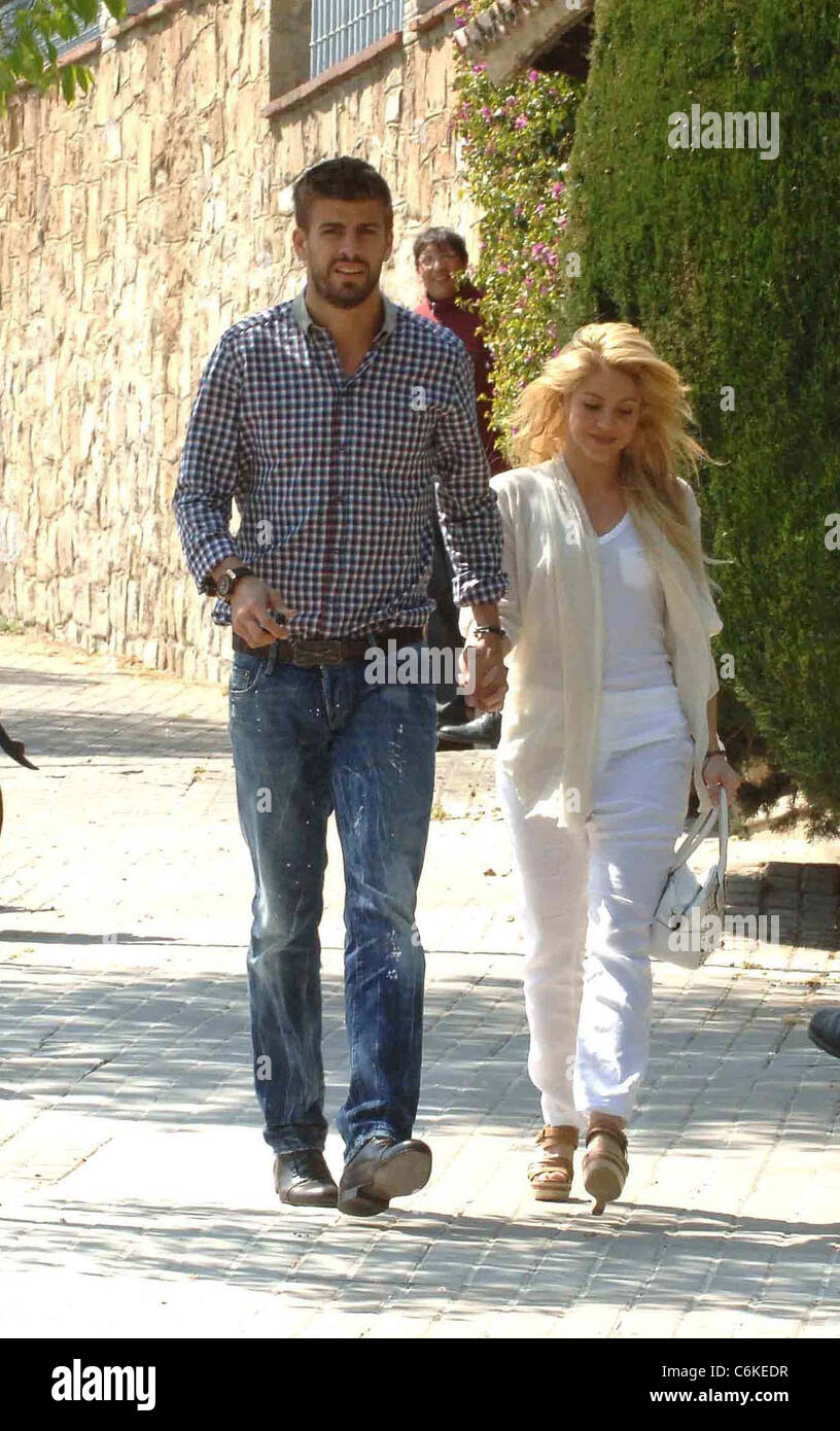 Shakira, Gerard Piqué Shakira a rencontré son petit ami joueur de Barcelone  Gerard Piqué. L'heureux couple embrassé et câliné Photo Stock - Alamy