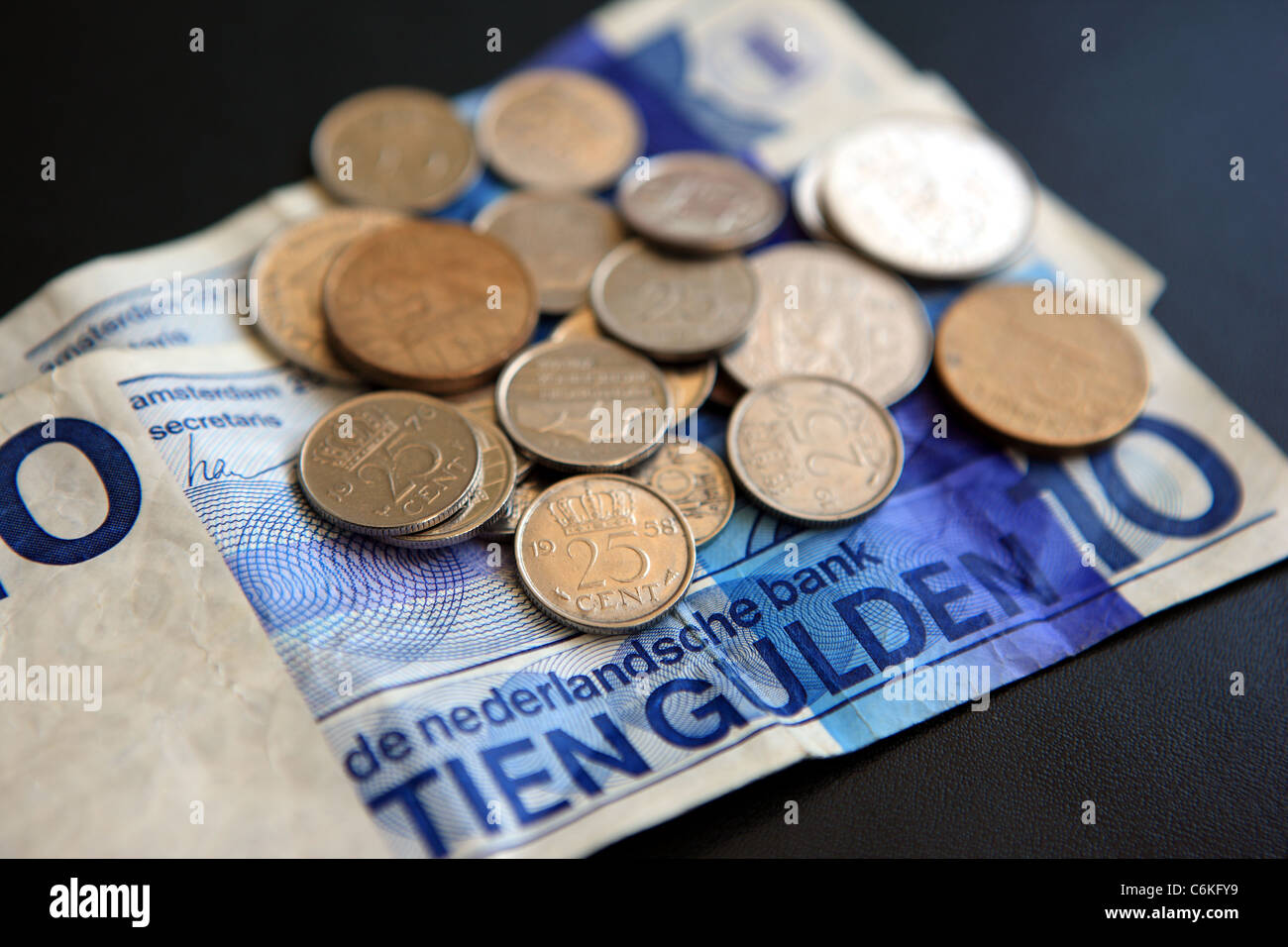 Florin billets et pièces, la monnaie officielle des Pays-Bas du 17e siècle  jusqu'en 2002 lorsqu'elle est remplacée par l'euro Photo Stock - Alamy