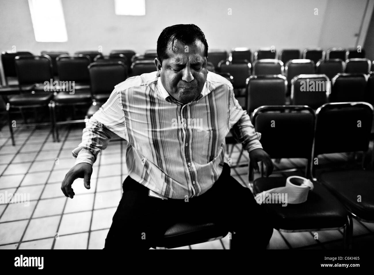 Un homme mexicain au cours de luttes l'exorcisme rituel effectué à l'église du divin Sauveur à Mexico, au Mexique. Banque D'Images