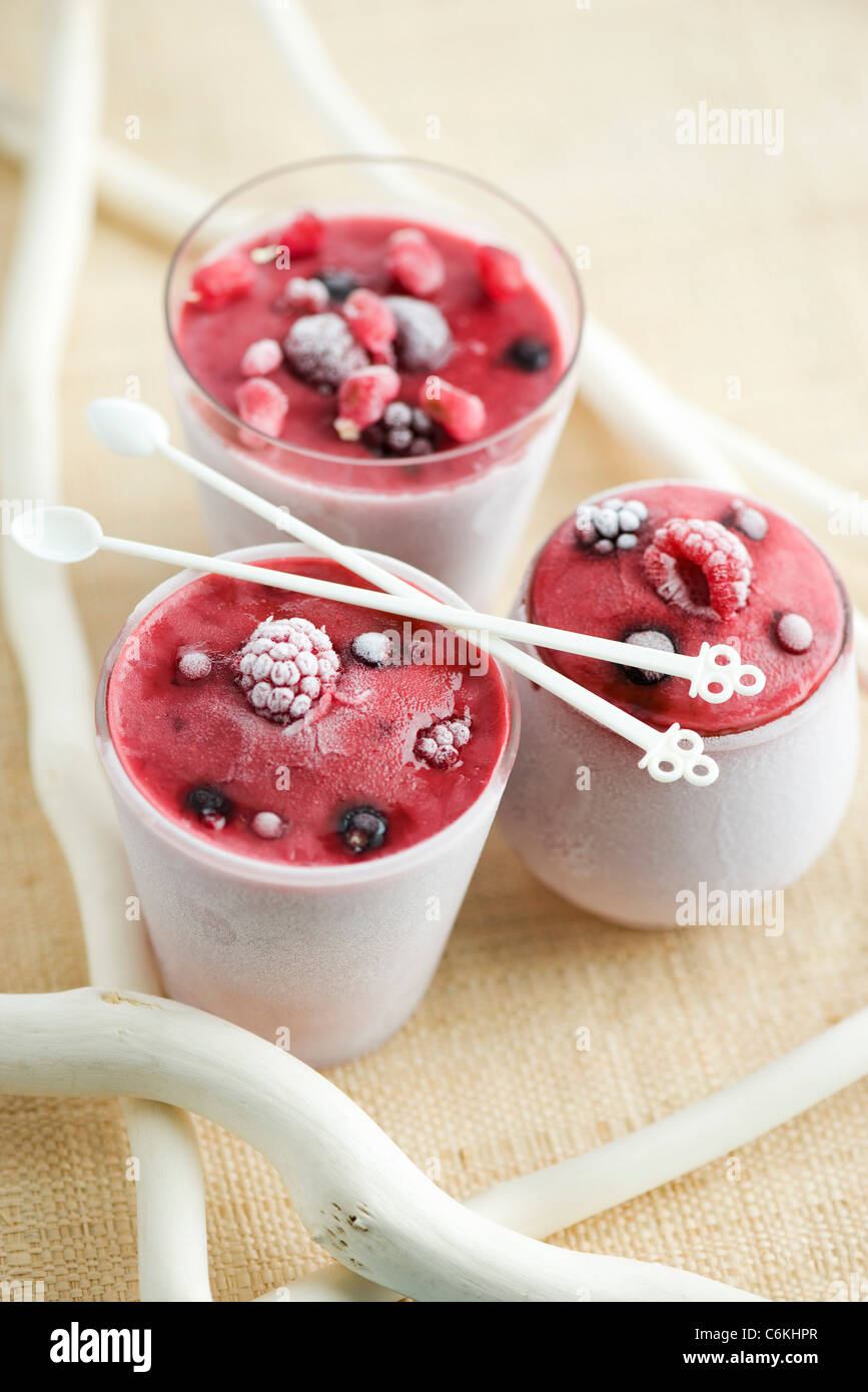 Le yogourt glacé aux fruits rouges Banque D'Images