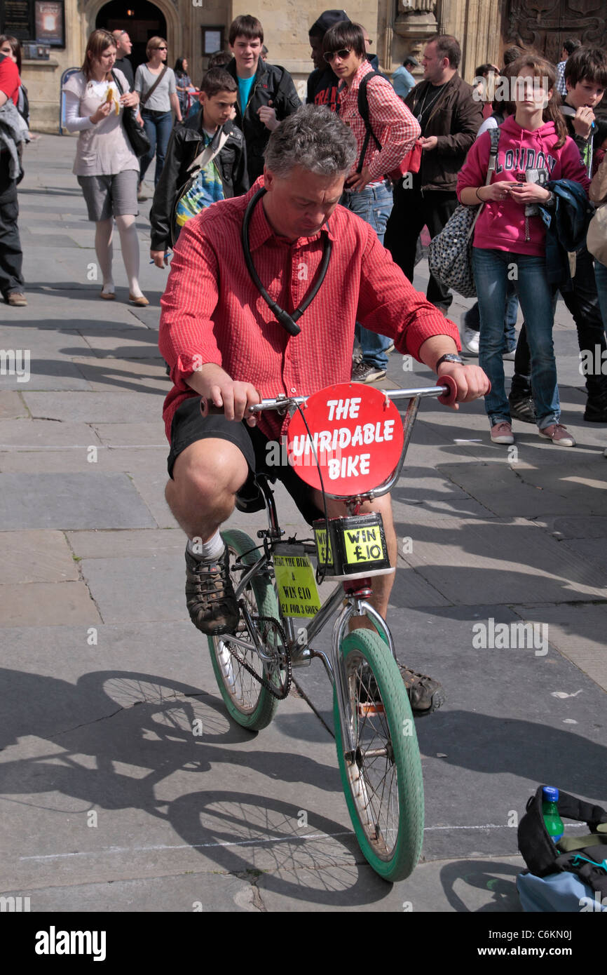 Un homme monté sur le 'vélo' Unridable à Bath, Somerset, Royaume-Uni. (Les poignées et déplacer la roue en face de vélos ordinaires) Banque D'Images