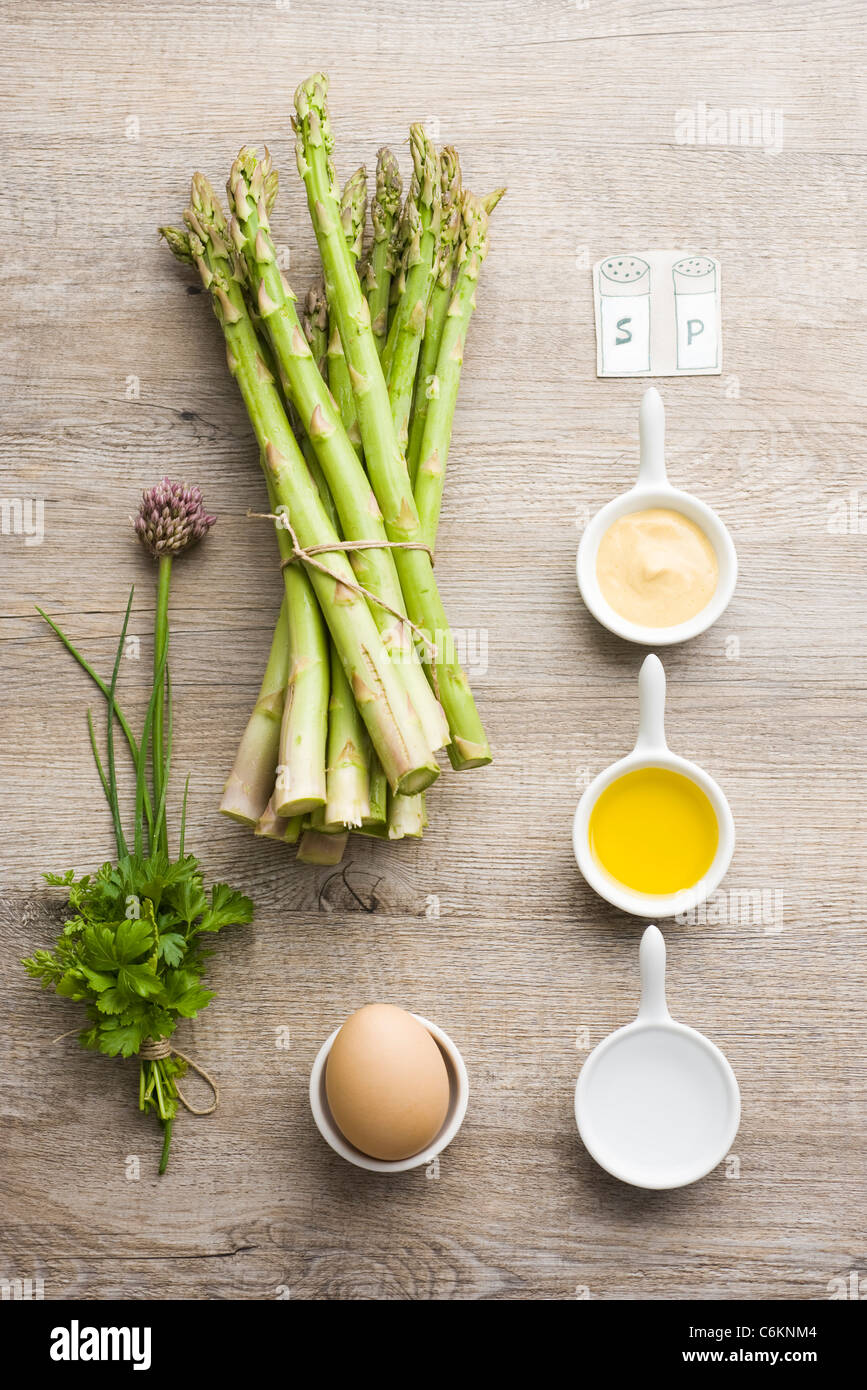 Asperges grillées avec sauce gribiche Banque D'Images