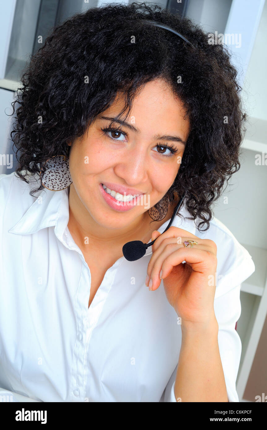 Belle African American Female Call Centre Agent portant un casque téléphonique Banque D'Images