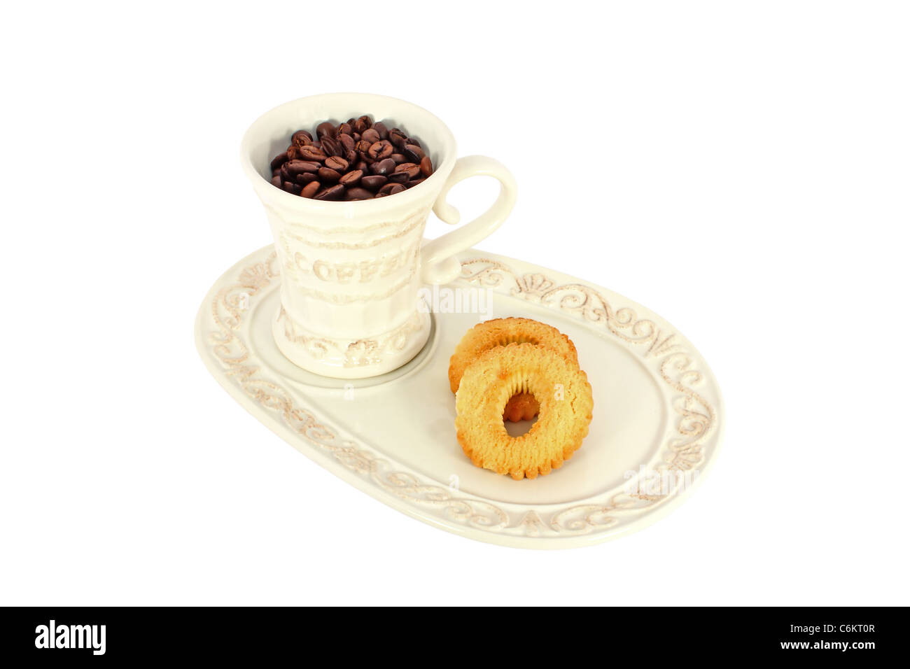 Tasse de grains de café avec des gâteaux isolated on white Banque D'Images