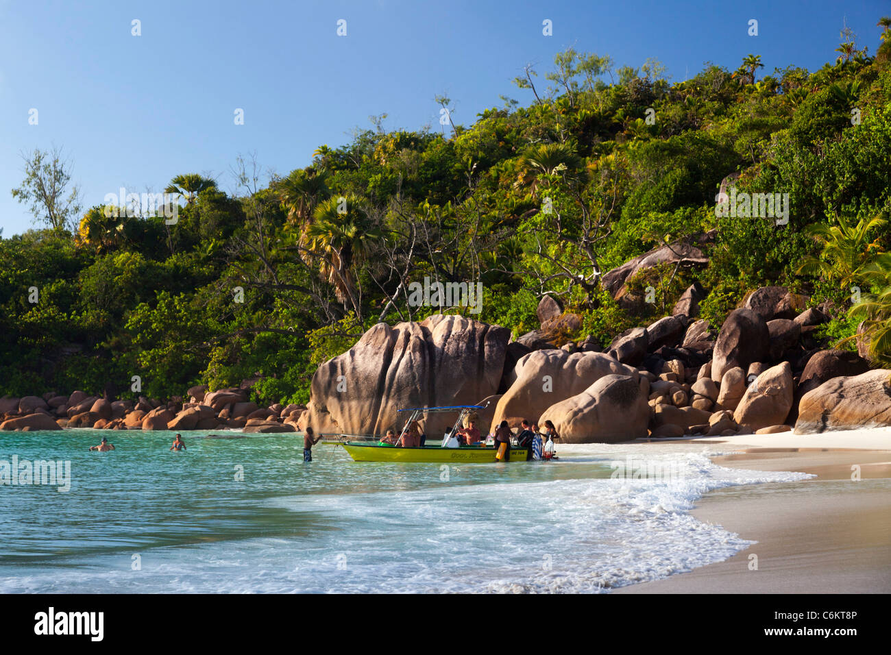 Les rochers de granit sur la berge à Anse Lazio, quartier Baie Sainte Anne, île de Praslin, Seychelles, océan Indien, Afrique Banque D'Images