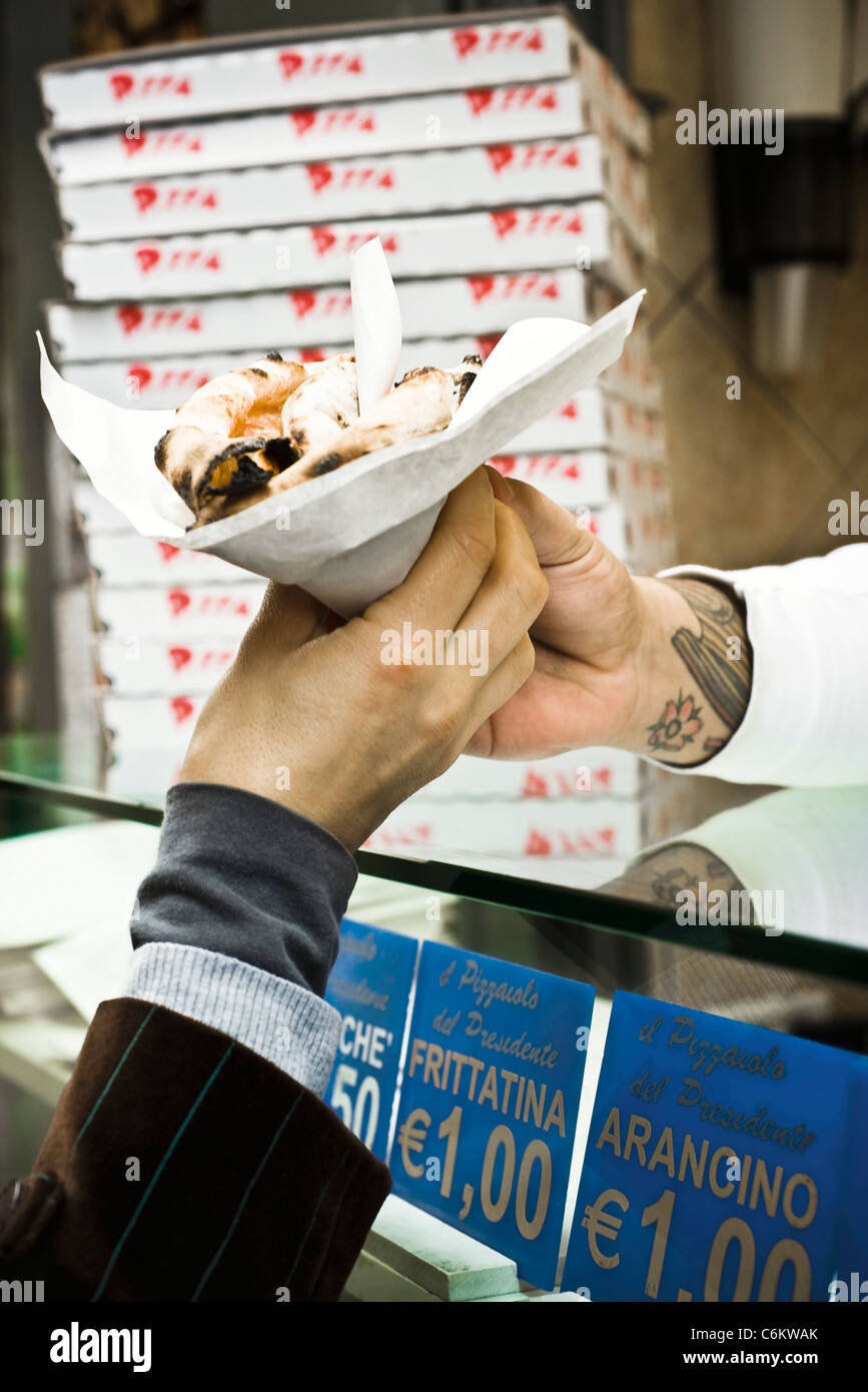 L'achat en personne dans la pizza repliée cafe, cropped Banque D'Images