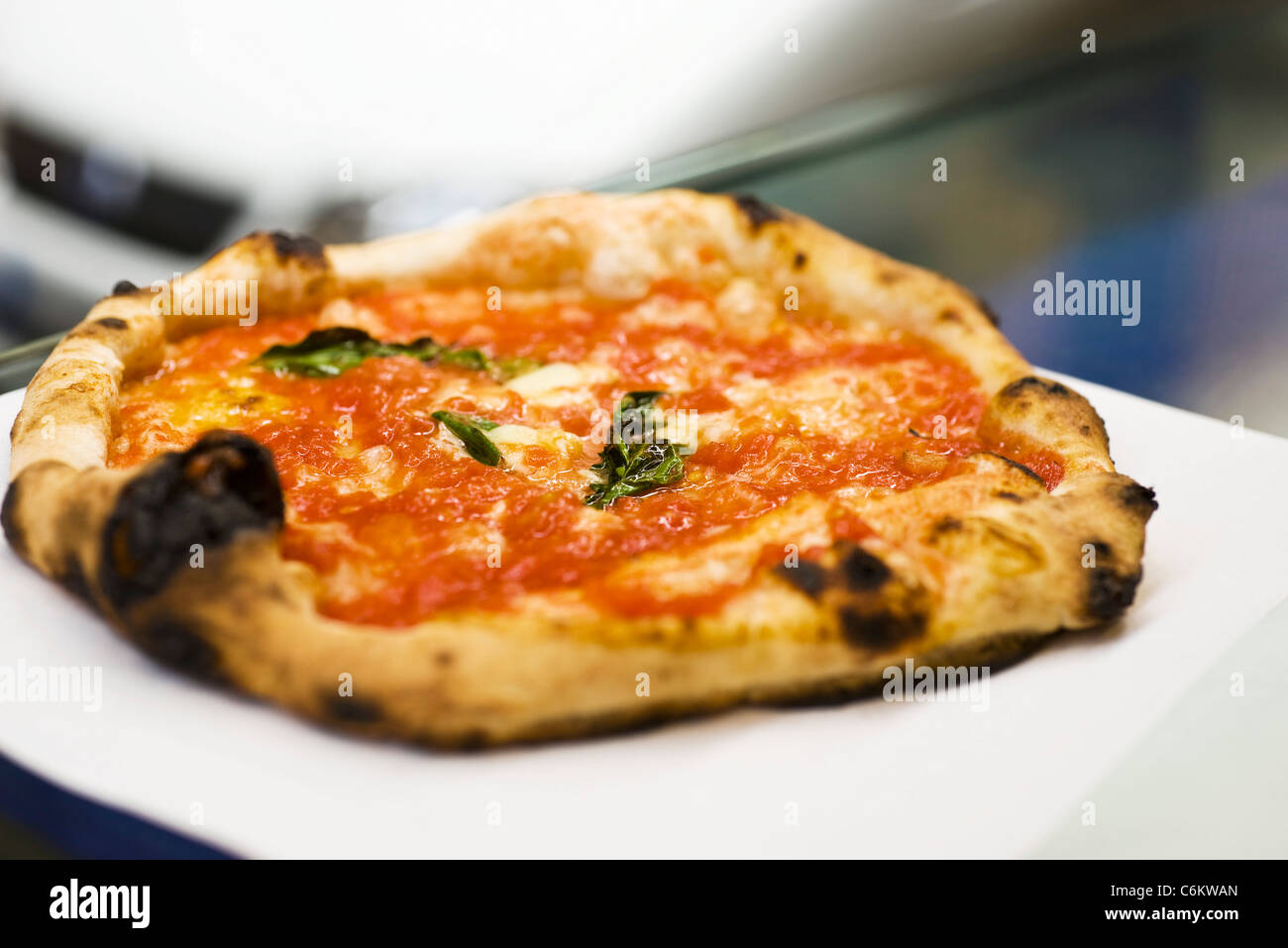 Pizza fraîche avec une sauce tomate et basilic Banque D'Images