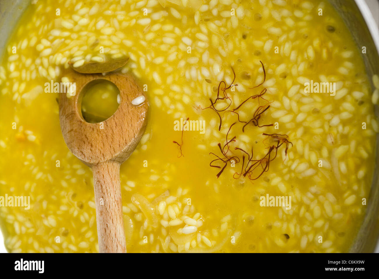 La cuisson du risotto au safran Banque D'Images