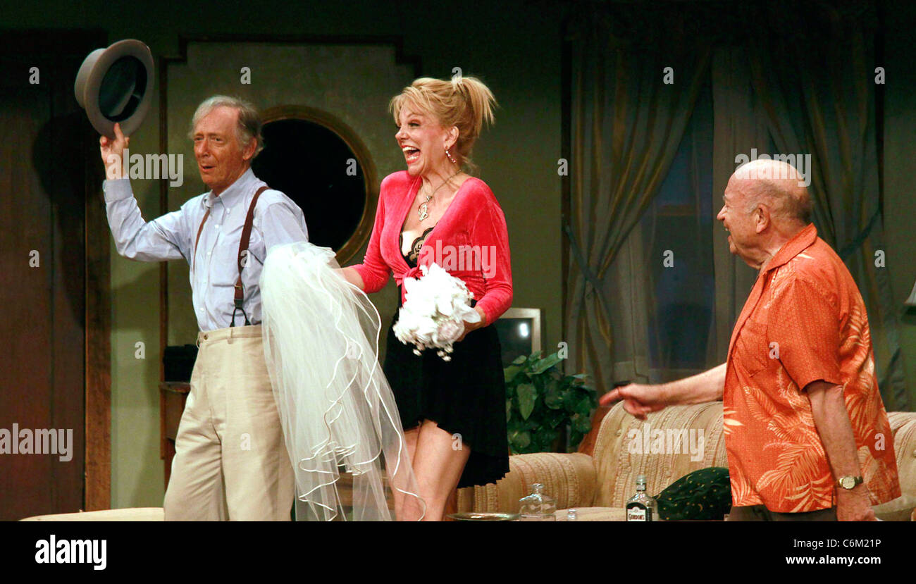 Bernie Kopell (from the classic TV show le bateau d'amour), Teresa Ganzel et Lou Cutell soirée d'ouverture de l'appel de rideau Banque D'Images