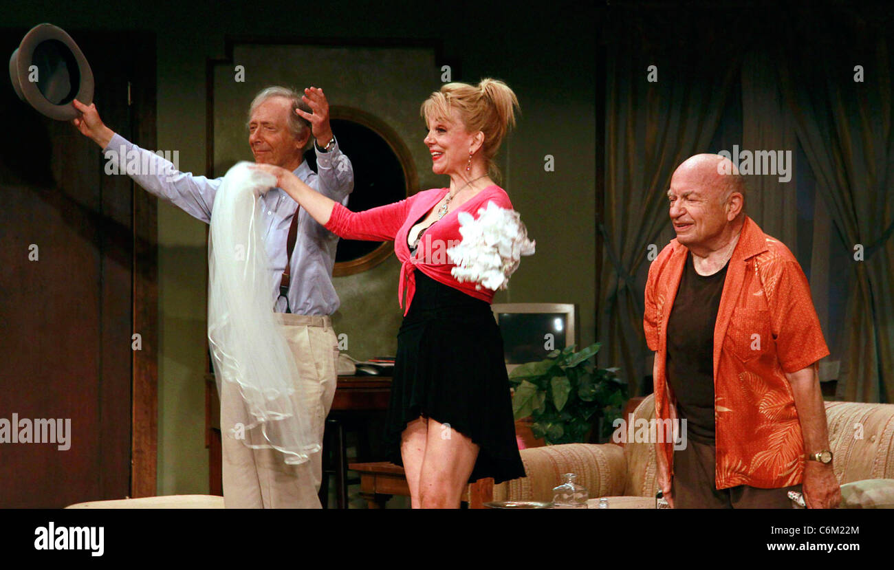 Bernie Kopell (from the classic TV show le bateau d'amour), Teresa Ganzel et Lou Cutell soirée d'ouverture de l'appel de rideau Banque D'Images