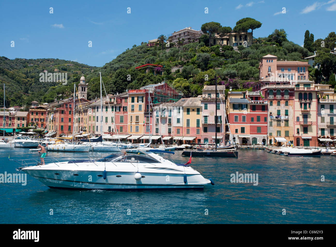 Les bateaux de pêche et yachts au port de pêche pittoresque Portofino, Ligurie di Levante, Italie, mer ligurienne, mer Méditerranée, Europe Banque D'Images