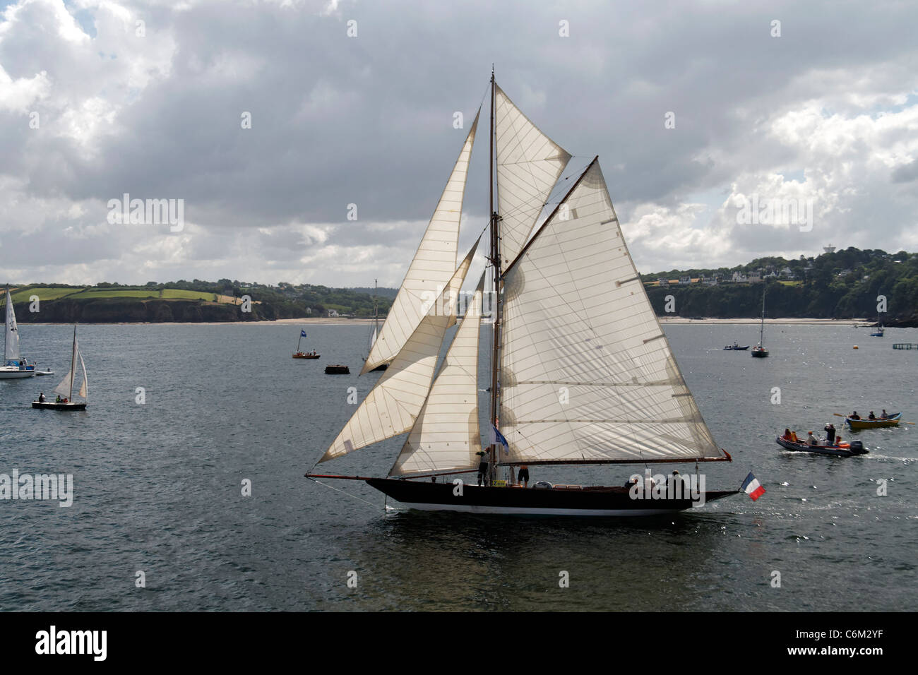 Pen Duick (Eric Tabarly), le bateau de régate dans la baie de Douarnenez . Finistère, Bretagne, France. Banque D'Images