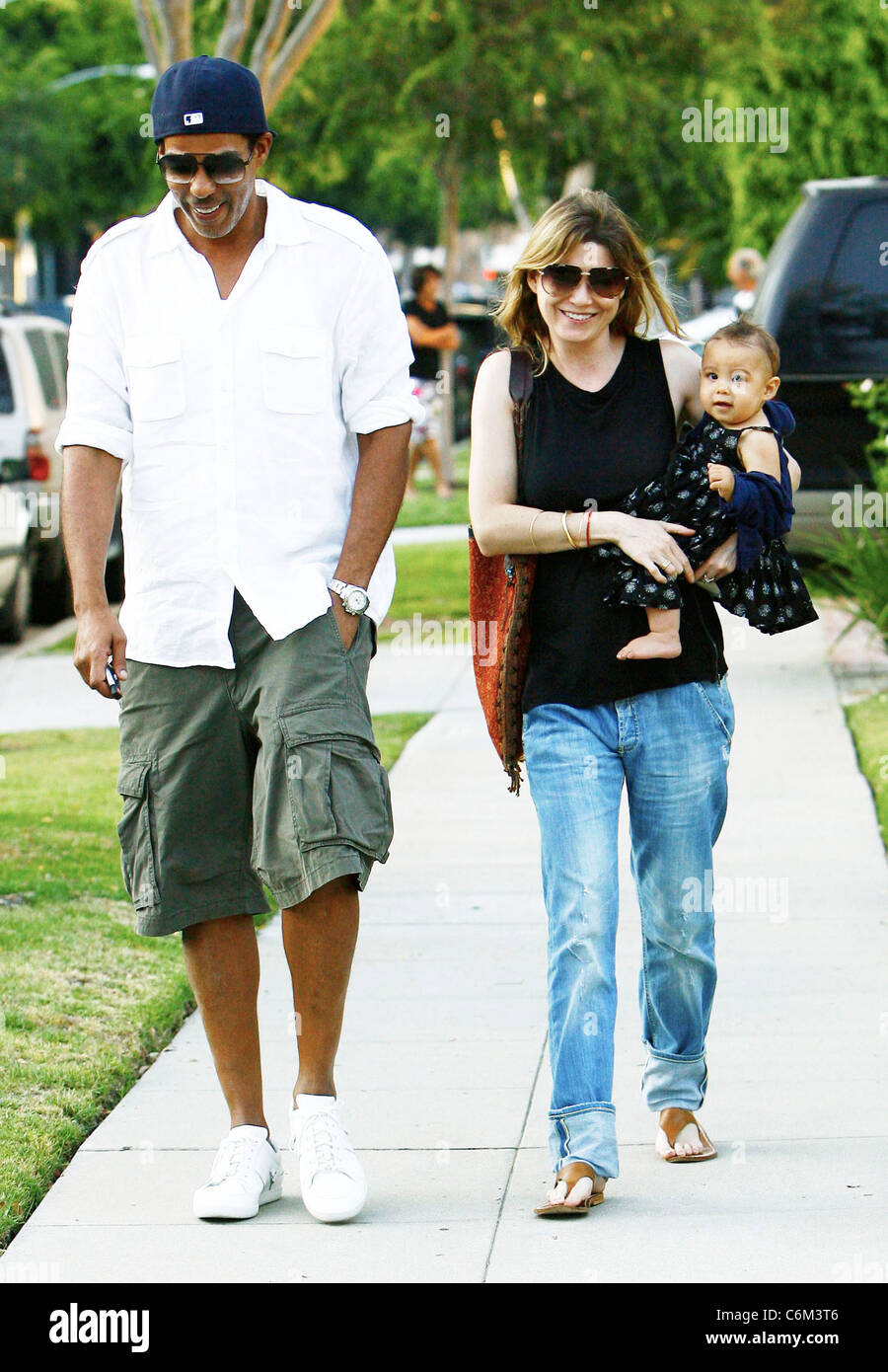 Ellen Pompeo et Chris Ivery avec leur fille Stella Luna ont été repéré en laissant une maison d'amis à Beverly Hills, Los Angeles, Banque D'Images