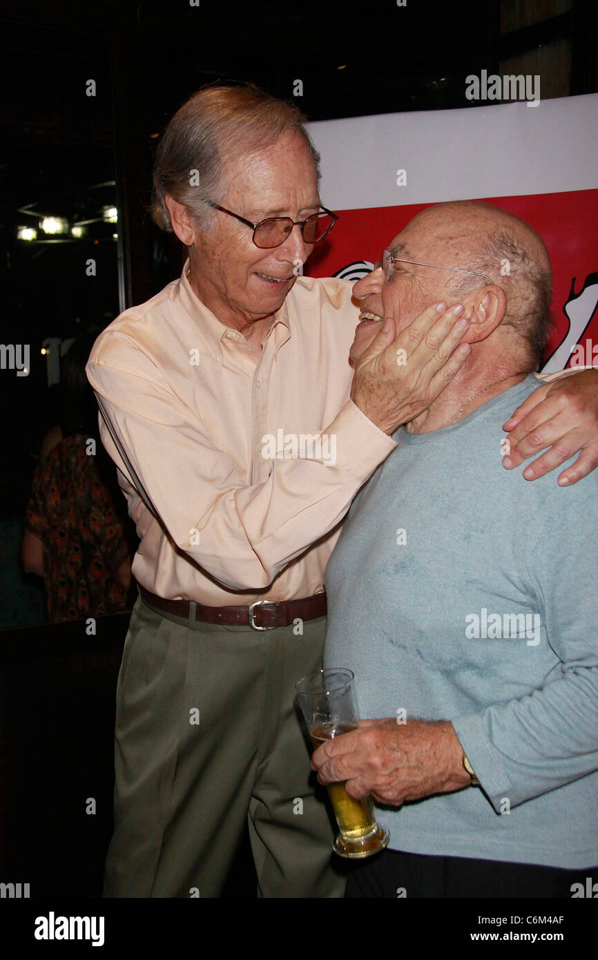 Bernie Kopell et Lou Cutell après la soirée d'ouverture pour la partie production Off-Broadway de Viagara 'Falls', au West Bank Banque D'Images