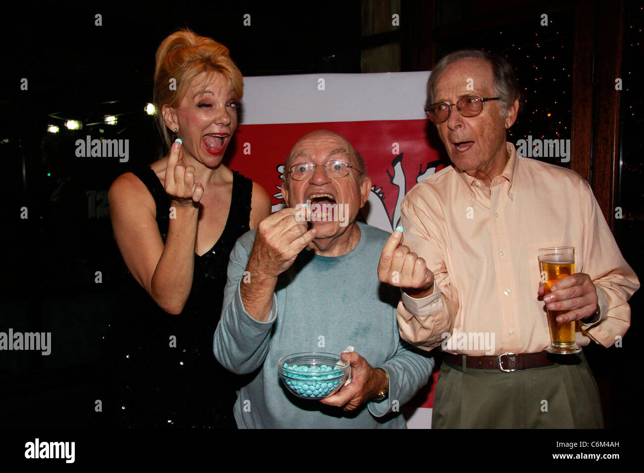 Teresa Ganzel, Lou Cutell et Bernie Kopell (from the classic TV show le bateau d'amour) après la soirée d'ouverture pour le parti Banque D'Images