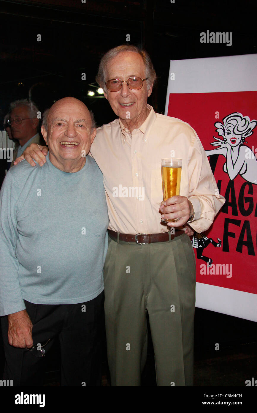 Lou Cutell et Bernie Kopell après la soirée d'ouverture pour la partie production Off-Broadway de Viagara 'Falls', au West Bank Banque D'Images