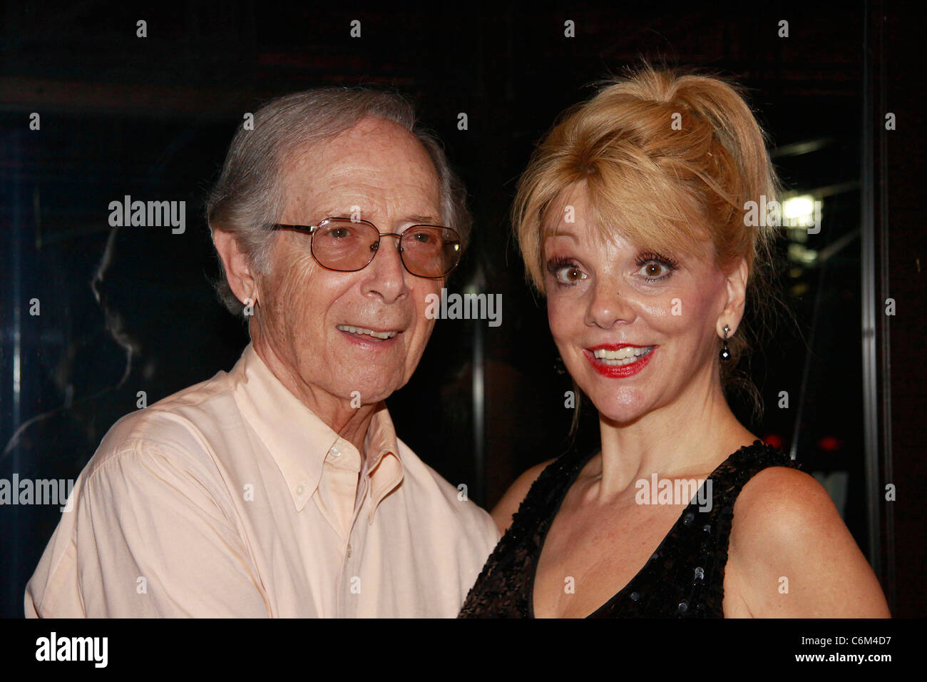 Bernie Kopell et Teresa Ganzel après la soirée d'ouverture pour la partie production Off-Broadway de Viagara 'Falls', au West Banque D'Images