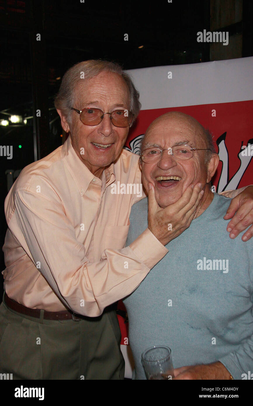 Bernie Kopell et Lou Cutell après la soirée d'ouverture pour la partie production Off-Broadway de Viagara 'Falls', au West Bank Banque D'Images