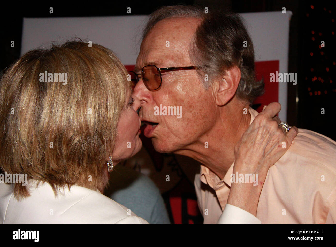 Florence Henderson et Bernie Kopell après la soirée d'ouverture pour la partie production Off-Broadway de Viagara 'Falls' tenu à la Banque D'Images