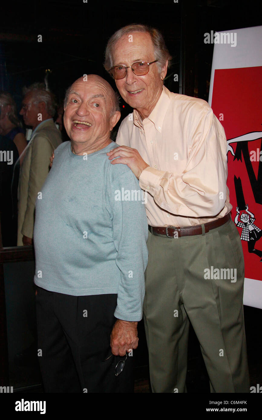 Lou Cutell et Bernie Kopell après la soirée d'ouverture pour la partie production Off-Broadway de Viagara 'Falls', au West Bank Banque D'Images