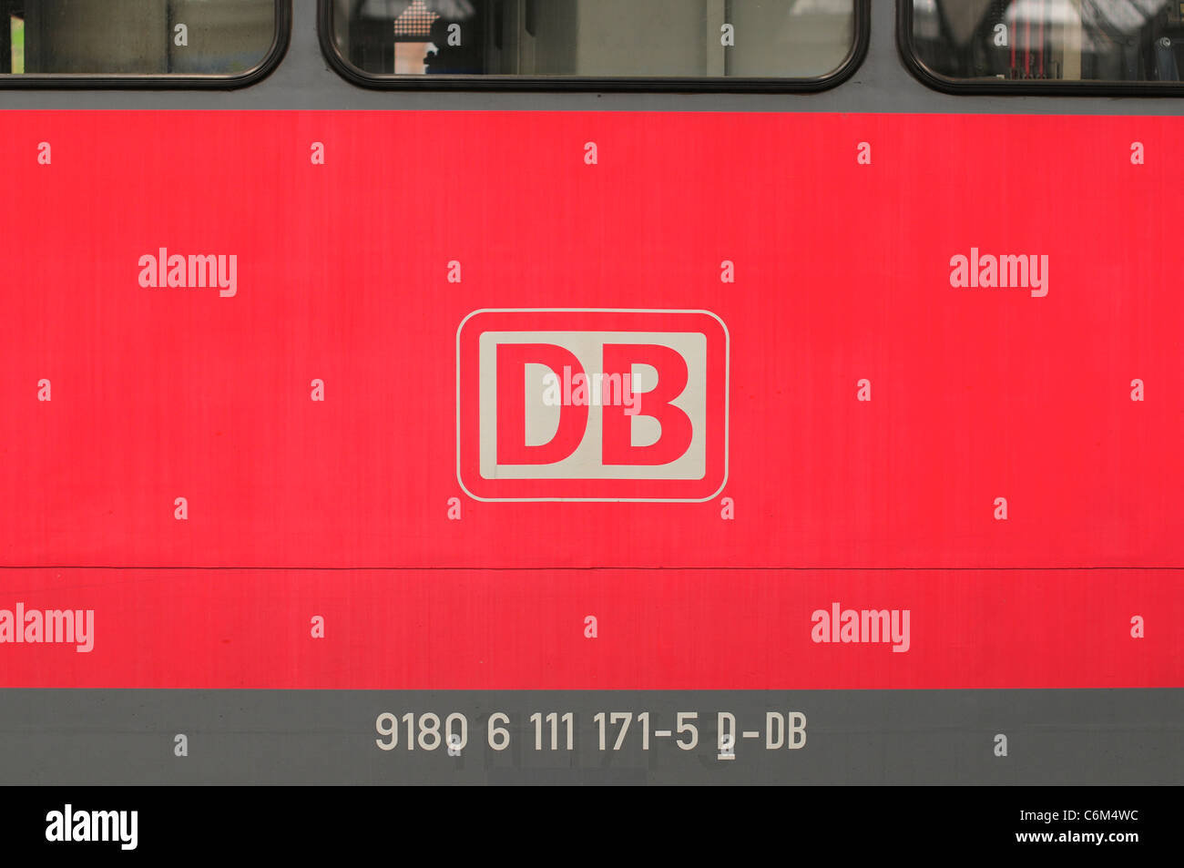 Deutsche Bahn / DB logo sur un train, Munich, Allemagne Banque D'Images